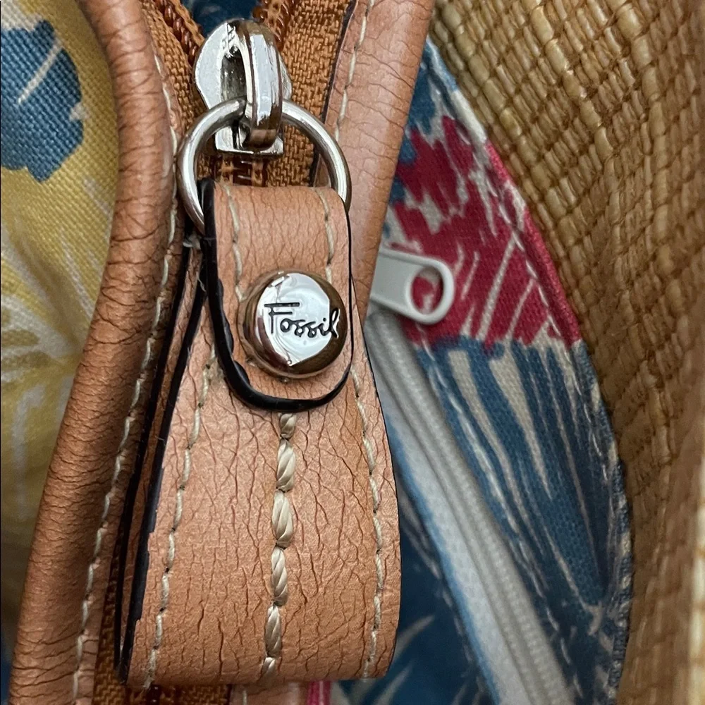 🌸FOSSIL Rattan with Tan Leather Trim and Floral Interior Shoulder Bag